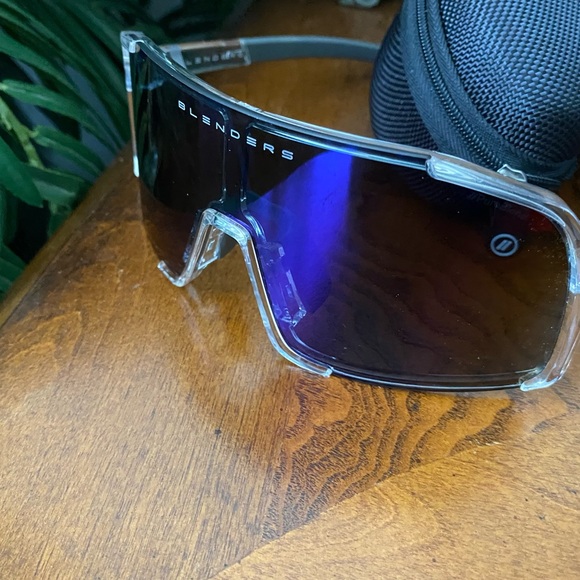 Blenders Eyewear Polarized Sunglasses with Bag and Case - Picture 12 of 16